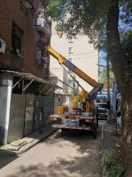折臂式高空車外墻作業(yè)現(xiàn)場