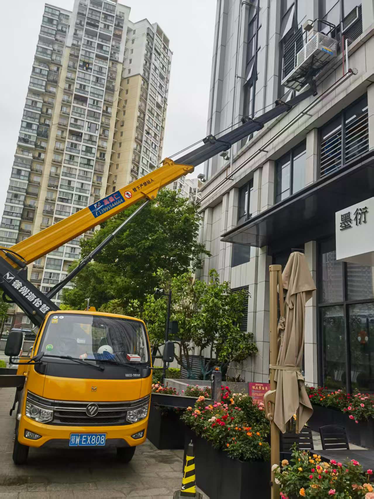 28米黃牌云梯車裝大型廣告牌施工現(xiàn)場